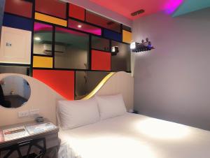 1 dormitorio con 1 cama y armarios coloridos en Xingqing Seaview Homestay en Magong