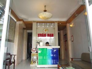 un hombre está de pie en una habitación en una tienda en Xuan Dan Hotel, en Ho Chi Minh