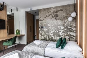1 Schlafzimmer mit 2 Betten und Wandbild in der Unterkunft Apartamenty Green Place in Kańczuga