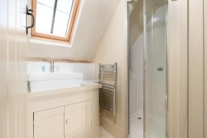 un bagno con lavandino e doccia di Driftwood Cottage pets go free WiFi included a Hunstanton Altre 16 foto