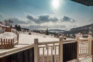 バコヴェルにあるF&B Spa Resort (ex. Fomich Hotel)のバルコニーから雪山の景色を望めます。