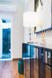 un comedor con una mesa de cristal y una lámpara en Majestic Apartment, en Jagodina