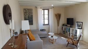 una sala de estar con un sofá y una mesa en Les Peyronnies, en Figeac