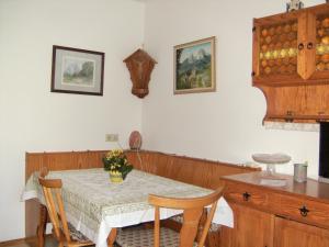 シェーナウ・アム・ケーニッヒスゼーにあるFerienwohnung Jermannのダイニングルーム(花瓶付)