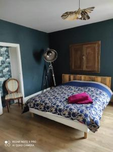 - une chambre avec un lit et un oreiller pourpre dans l'établissement L'étoile et le Merveilleux 2 appartements SPA, à Dijon