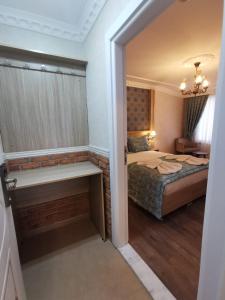 イスタンブールにあるアゴラ ブティック ホテル ＆ ビストロの小さなベッドルーム(ベッド1台、テーブル付)
