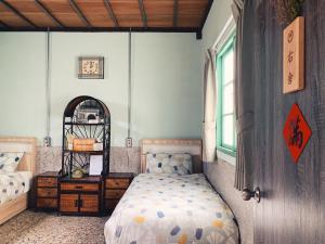 Una cama o camas en una habitación de 眷待期休憩所眷村民宿