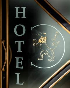 Logoen eller firmaskiltet til hotellet