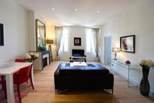 - un salon avec un canapé et une table dans l'établissement Bordeaux Design Apartments, à Bordeaux