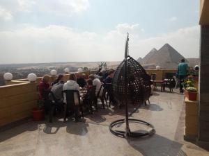 Gestir sem dvelja á Gardenia Pyramids View Inn - Rooftop