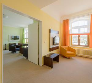 TV a/nebo společenská místnost v ubytování Hotel Am Tiefwarensee