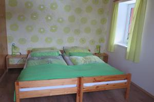 Posteľ alebo postele v izbe v ubytovaní Apartments Skiareál U Vodárny Bedřichov