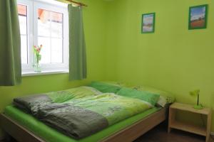 Posteľ alebo postele v izbe v ubytovaní Apartments Skiareál U Vodárny Bedřichov