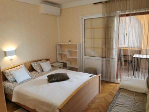 ein Schlafzimmer mit einem großen Bett in einem Zimmer in der Unterkunft Apartment "Relaxing place" in Barbat with sea view in Rab