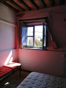 モンテファルコにあるSubretia Residenze Di Campagnaのベッドルーム(ベッド1台、窓付)