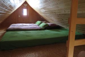 Posteľ alebo postele v izbe v ubytovaní Apartments Skiareál U Vodárny Bedřichov