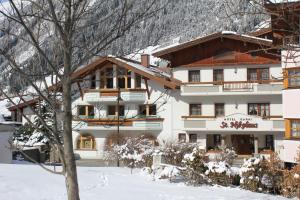 Nespecifikovaný výhled na hory nebo výhled na hory při pohledu z hotelu