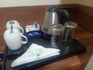 bandeja negra con cafetera y servilleta en BANALARI PINE INN en Shillong