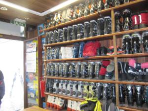 ein Regal mit vielen Schuhen in einem Laden in der Unterkunft SUEÑO NEVADO MONT BLANC plaza PRADOLLANO in Sierra Nevada