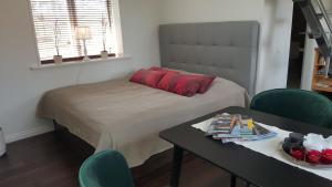 1 dormitorio con 1 cama con mesa y sillas en Drag 171 Villa Sjödal, en Drag