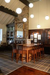 uma sala de jantar com uma grande mesa de madeira e cadeiras em Boat & Horses Inn em Oldham