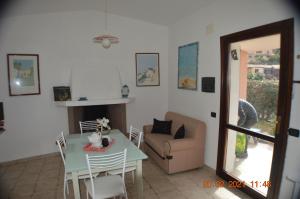 salon ze stołem i kanapą w obiekcie Villa Rosetta w mieście Chia