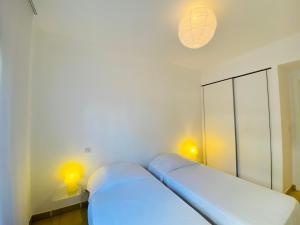 Postel nebo postele na pokoji v ubytování Les Jardins de Quatrina 2 chambres vue mer