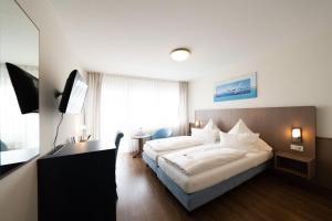 Postel nebo postele na pokoji v ubytování ates Hotel Kehl