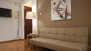 Televízia a/alebo spoločenská miestnosť v ubytovaní Petrol Apartment- Athens Center, 4 BD, 1 BATH