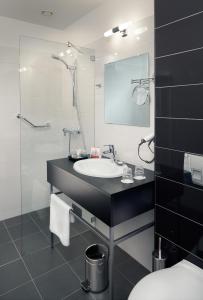 
a bathroom with a sink, toilet, and bathtub at Safestay Vienna in Vienna

