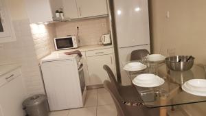 Kuchyňa alebo kuchynka v ubytovaní Petrol Apartment- Athens Center, 4 BD, 1 BATH
