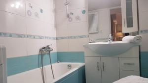 Kúpeľňa v ubytovaní Petrol Apartment- Athens Center, 4 BD, 1 BATH + 15 fotografií