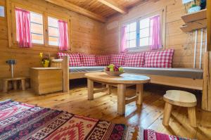 Ein Sitzbereich in der Unterkunft ethno village Bijeli Potok