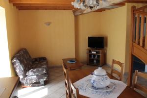 salon ze stołem i telewizorem w obiekcie Gite Ladagnous w mieście Peyrouse