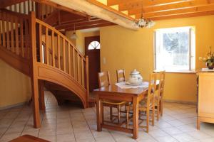 jadalnia ze stołem i schodami w obiekcie Gite Ladagnous w mieście Peyrouse