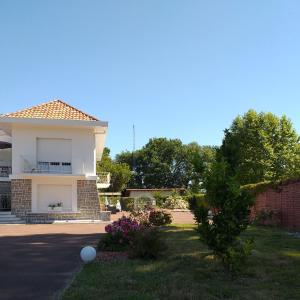 a white house with a yard with flowers at ZER GOCHOA in Cambo-les-Bains