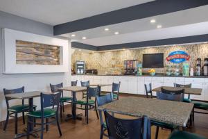 Ο χώρος του lounge ή του μπαρ στο Baymont by Wyndham Wilmington
