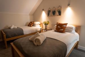 two beds in a room with twoermottermott at Woodside Houses in Penrith
