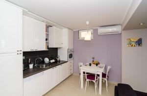 Kuchyňa alebo kuchynka v ubytovaní Apartments Gaura