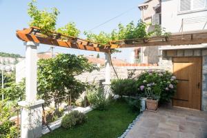Vonkajšia záhrada v ubytovaní Apartments Gaura
