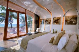 Łóżko lub łóżka w pokoju w obiekcie Iniala Beach House
