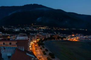 vista di una città di notte con una montagna di Hotel Stabia a Castellammare di Stabia