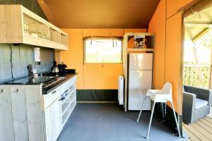 Glamping Renswoude的厨房或小厨房