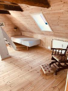 um quarto com uma cama num chalé de madeira em Toldboden Anno 1684 em Rønne