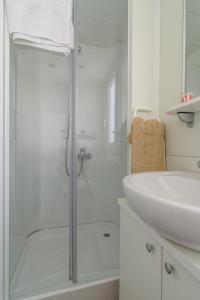 Salve Croatia Mobile Homes in Amadria Park Trogir的一间浴室