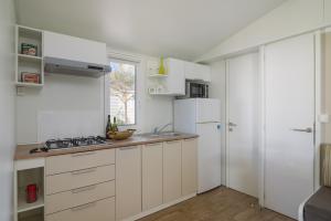 Salve Croatia Mobile Homes in Amadria Park Trogir的厨房或小厨房