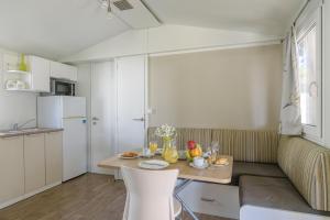 Salve Croatia Mobile Homes in Amadria Park Trogir的厨房或小厨房