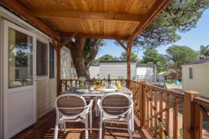 Salve Croatia Mobile Homes in Amadria Park Trogir的阳台或露台