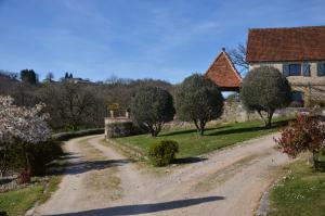 a dirt road in front of a house at LA VIGNERAIE in Albiac