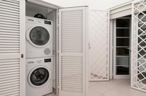 lavadero con 2 lavadora y secadora en Arizona Apartment en Puerto de Mogán